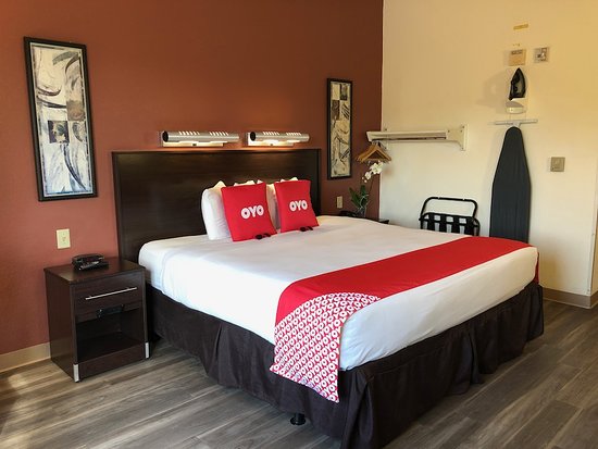 OYO Townhouse Orlando West