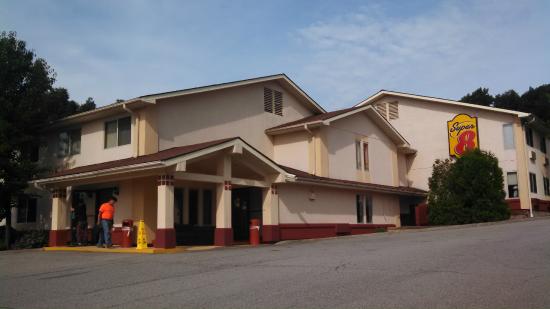 Super 8 by Wyndham Newburgh/West Point Stewart Intl Airport