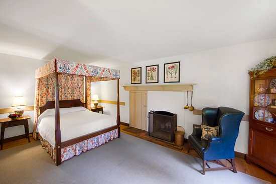 Colonial Houses, An Official Colonial Williamsburg Hotel