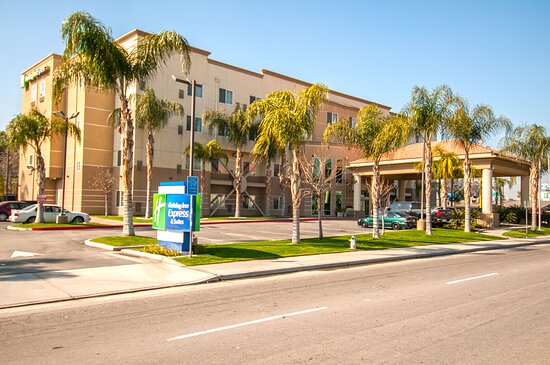 Holiday Inn Express & Suites Bakersfield Central by IHG