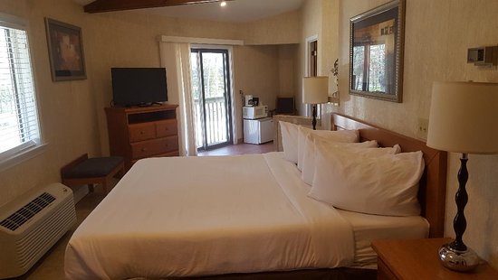 Cedar Park Inn & Whirlpool Suites