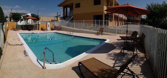Days Inn & Suites by Wyndham Arlington Near Six Flags