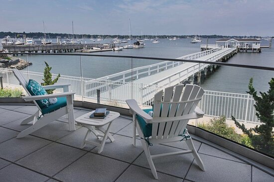 Fathoms Hotel & Marina