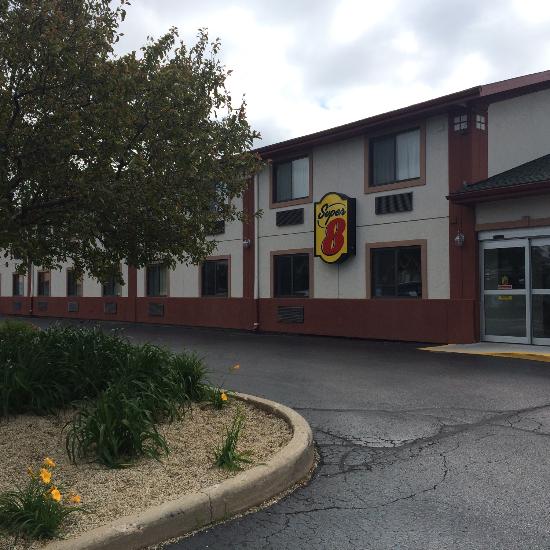 Super 8 by Wyndham Crystal Lake