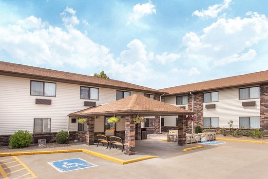 Days Inn & Suites by Wyndham Davenport East