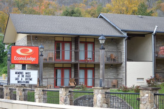 Econo Lodge Inn & Suites On The River
