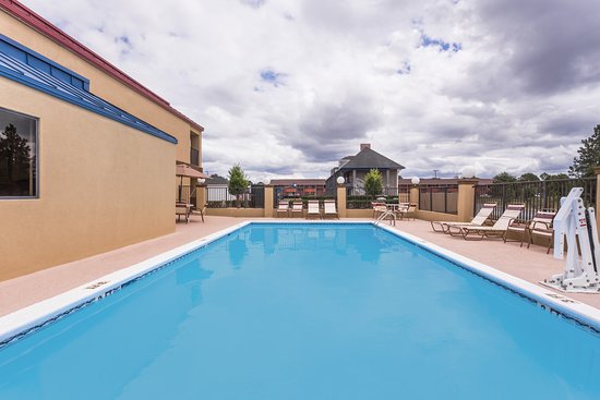 Days Inn & Suites by Wyndham Warner Robins near Robins AFB