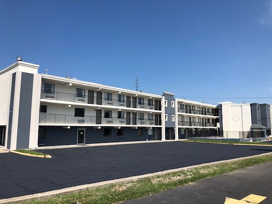 Days Inn & Suites By Wyndham Indianapolis Airport East