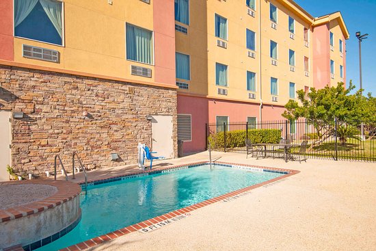 Days Inn & Suites by Wyndham San Antonio Near Frost Bank Center