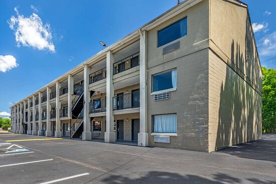 Econo Lodge Inn & Suites I-64 & US 13