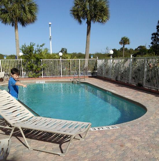 Days Inn & Suites by Wyndham Fort Pierce I-95