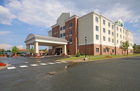Holiday Inn Express & Suites Charlotte North By IHG