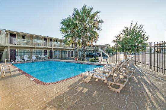 Super 8 by Wyndham Temple