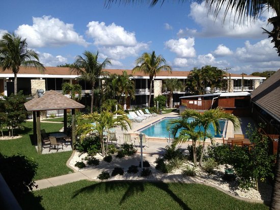 Tiki Hut Bar & Grill at Dolphin Key Resort