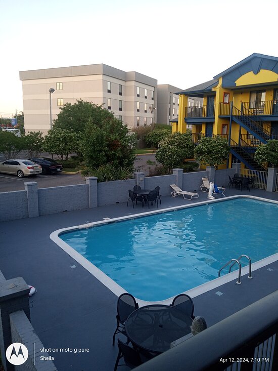 Days Inn & Suites by Wyndham Mobile