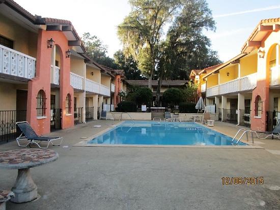 La Casa Inn & Suites