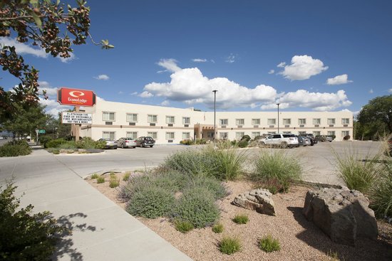Econo Lodge Inn & Suites