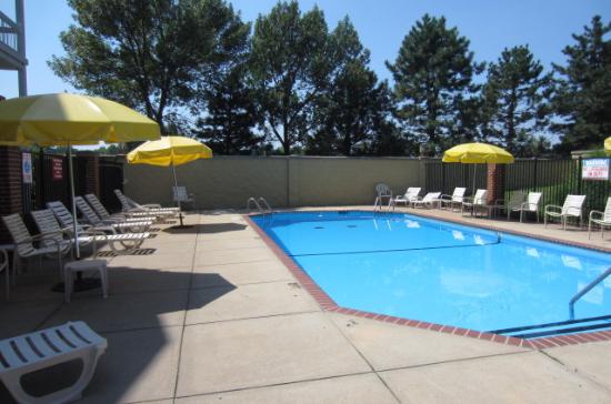Days Inn & Suites by Wyndham St. Louis / Westport Plaza
