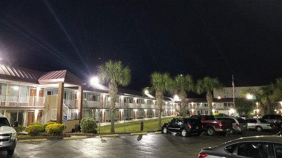 Days Inn & Suites by Wyndham Charleston Airport West