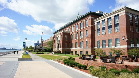 Roberts Riverwalk Hotel