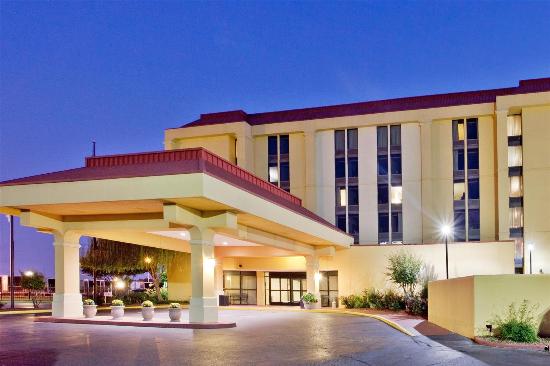 La Quinta Inn & Suites by Wyndham Memphis Airport Graceland