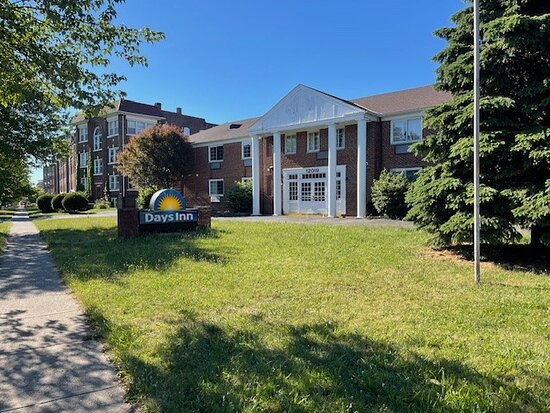 Days Inn by Wyndham Cleveland Lakewood