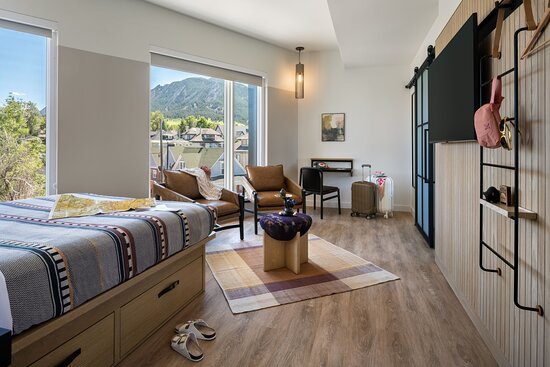 Moxy Boulder