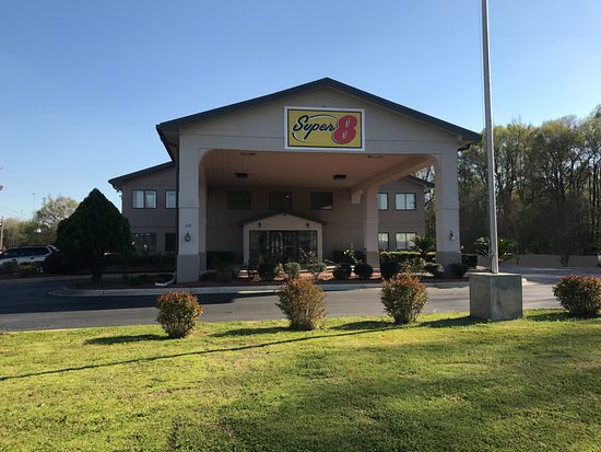 Super 8 by Wyndham Montgomery I-65