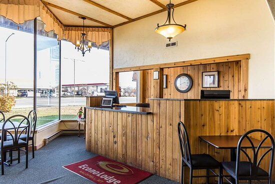 Econo Lodge Inn & Suites