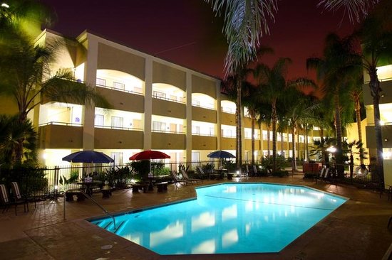 Hotel d'Lins Ontario Airport