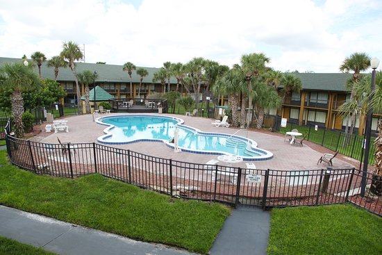 Countryside Inn & Suites