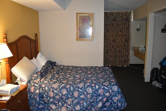 Days Inn & Suites by Wyndham SE Columbia Ft Jackson